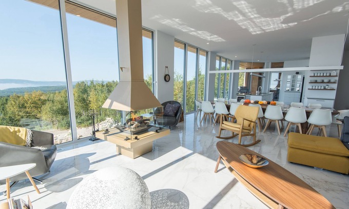 La Malbaie Casa | La Perséide con mirador sobre el río y las montañas.