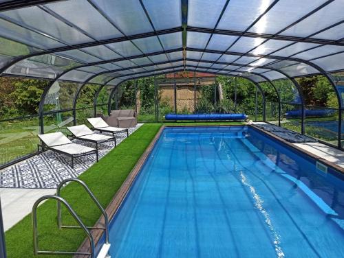 Moyon-Villages Casa | La Petellerie, maison de campagne avec piscine pour un séjour détente