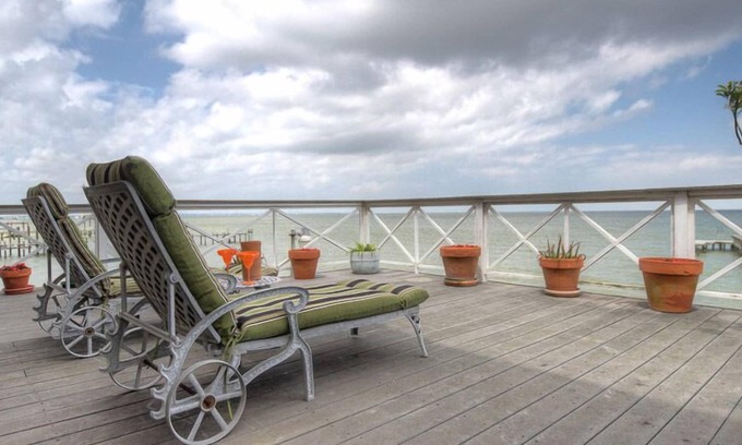 Bacliff Cabaña | La Petit Maison, es una cabaña de dos pisos frente al mar cerca de Kemah, TX