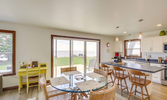 Oshkosh Casa | ‘La Petit Maison’ - Lakefront Oshkosh Home!
