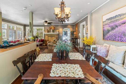 North Charleston Casa | La Petite Fleur Rouge