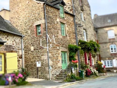 Lanvallay Casa | La Petite Madeleine is a Charming 2 Bedroom Pet Friendly Gite situated on Dinan Port