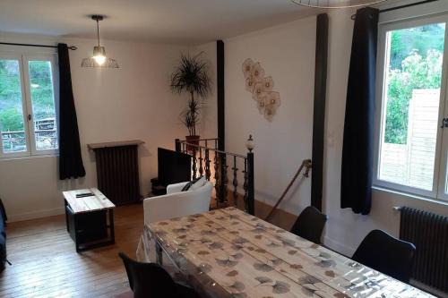 Avallon Casa | La Petite Maison Dans la Vallée