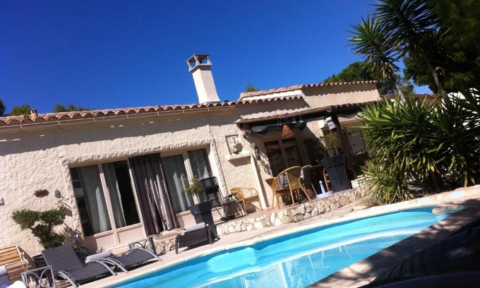 Sigean Cama Y Desayuno | La petite maison dans les pins