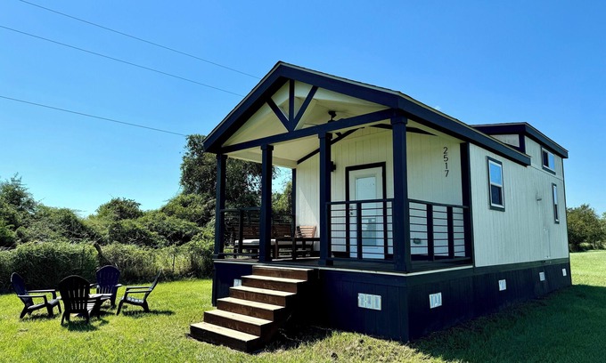 Victoria Casa | La Petite Maison - Tiny Home in Victoria, TX