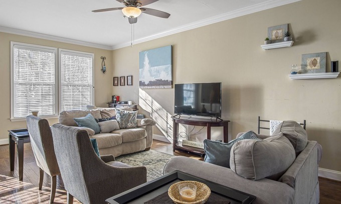 La Plata Casa | La Plata Maryland Manor - Pet Friendly Townhouse by Hospital & Food - Sleeps 6