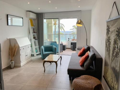 La Californie Apartamento | La Prom 2 - a two bedroom apartment with a sea view