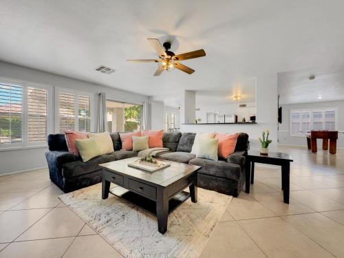 Gilbert Casa | La Pryor Gilbert