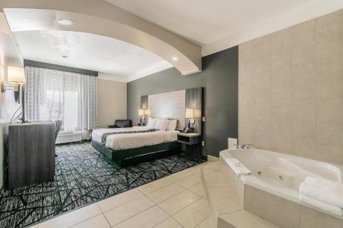 Granbury Hotel | La Quinta by Wyndham Granbury
