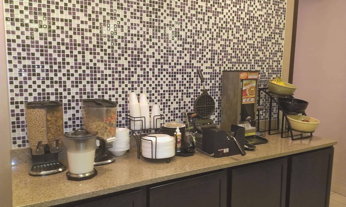 Lincoln Hotel | La Quinta Inn by Wyndham Lincoln