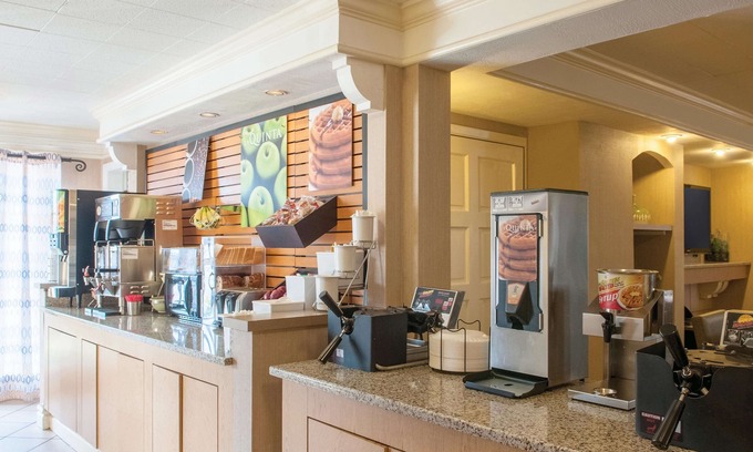 Kenner - Louis Armstrong International Airport Hotel | La Quinta Inn by Wyndham New Orleans Veterans / Metairie