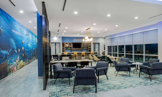 Galveston Hotel | La Quinta Inn & Suites by Wyndham Galveston North at I-45