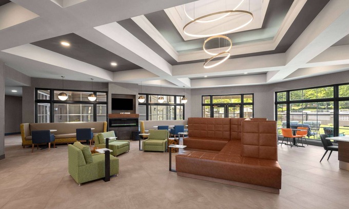 Greensboro Hotel | La Quinta Inn & Suites by Wyndham Greensboro NC