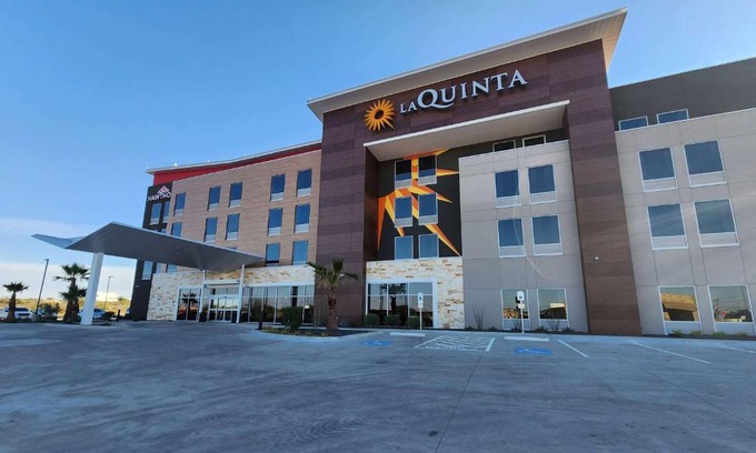 Amistad National Recreational Area Hotel | La Quinta Inn & Suites by Wyndham Del Rio