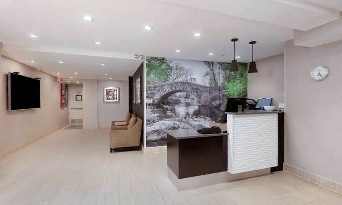 Lincoln Square Hotel | La Quinta Inn & Suites by Wyndham New York City Central Park