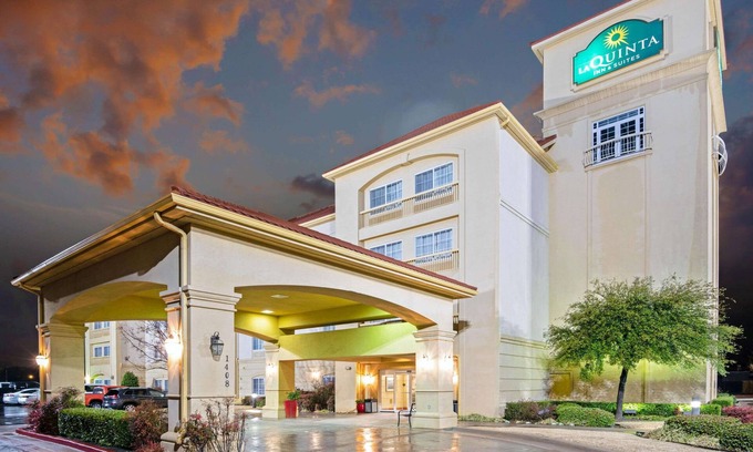Lawton Hotel | La Quinta Inn & Suites by Wyndham Lawton / Fort Sill