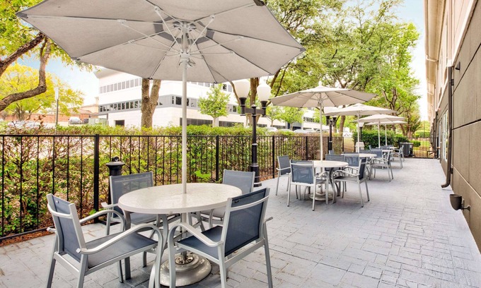 Las Colinas Hotel | La Quinta Inn & Suites by Wyndham Dallas - Las Colinas