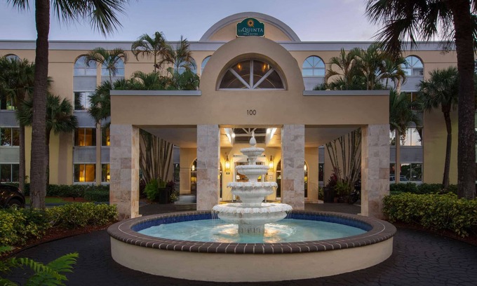 Deerfield Beach Hotel | La Quinta Inn & Suites by Wyndham Deerfield Beach I-95