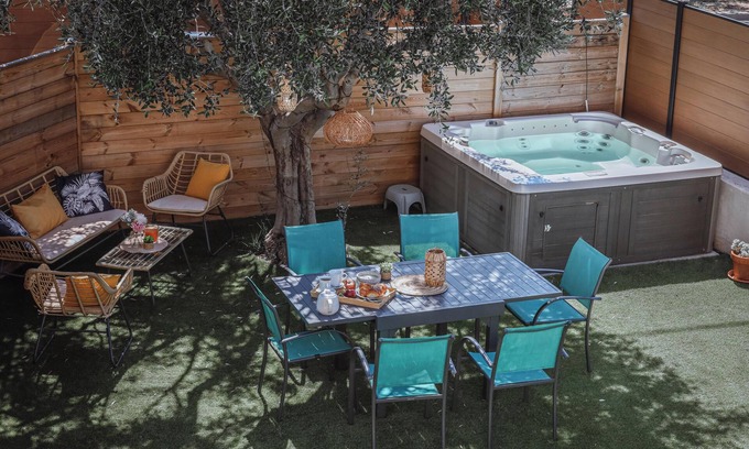 Istres Cabaña | LA RÊVEUSE - Villa Paula - charming gîte in Provence - exterior & jacuzzi