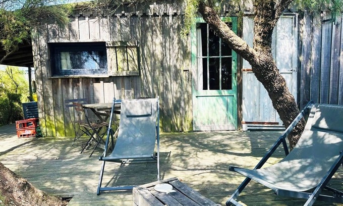Saint-Vivien-de-Medoc Cabina | 'La Remise à Bateaux': pies de cabaña de pescadores en el agua, Pointe Médoc