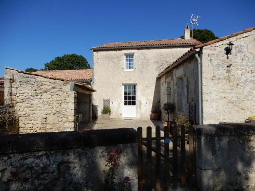 Saint Laurent de la Pree Casa | La Roche des Bois, maison classée * (8 pers)