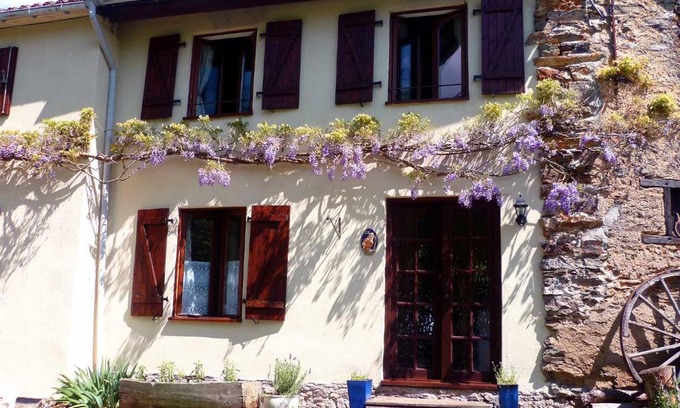Vernoux-en-Gatine Casa | La Roche Gite at Les Glycines Gites with Pool,Games Field in a peaceful,rural setting