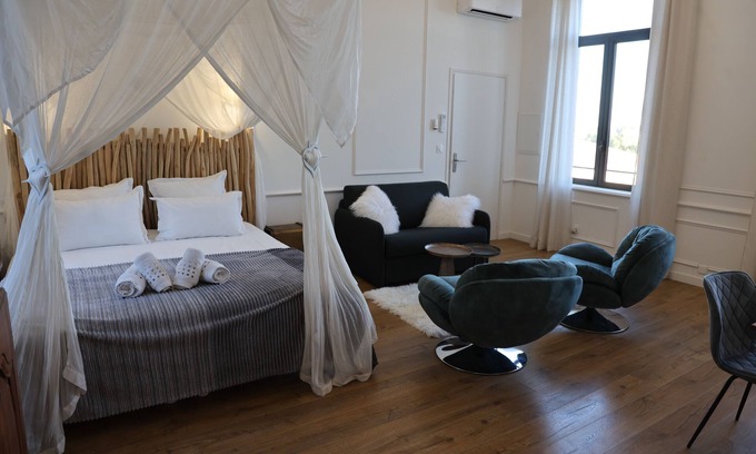 Vendres Cama Y Desayuno | La Romantique, luxury suite with bathtub at Château La Vidalle