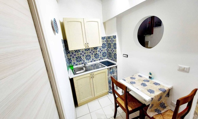 Termini Cama Y Desayuno | La Rondine B&B is located in Termini, a hamlet of Massa Lubrense.