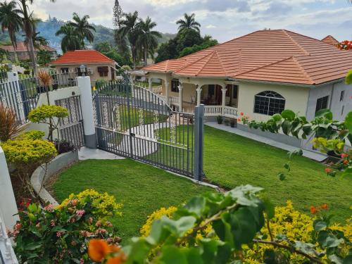 IronShore Estates Apartamento | La Rose Apartment