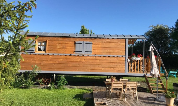Coltines Casa | La roulotte au fond du pré