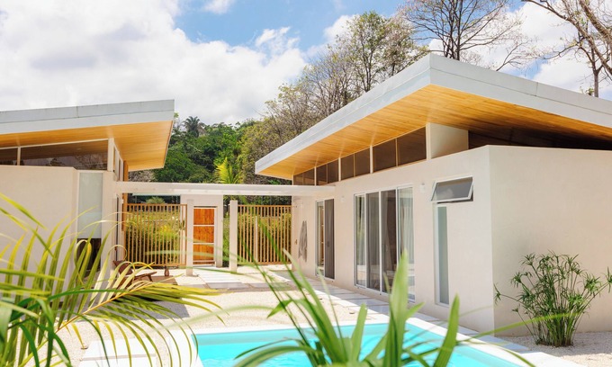 Pavones Villa | La Santina villa frente al mar a 3 minutos de la playa con piscina privada.