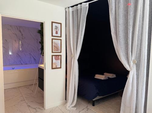 Livron-sur-Drome Apartamento | La Secret Room - suite de luxe avec jacuzzi