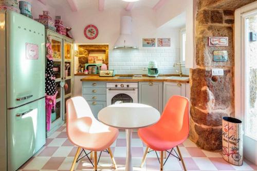 Corcubión Apartamento | La Suite Años 50 La casa Barbie Bañera, chimenea