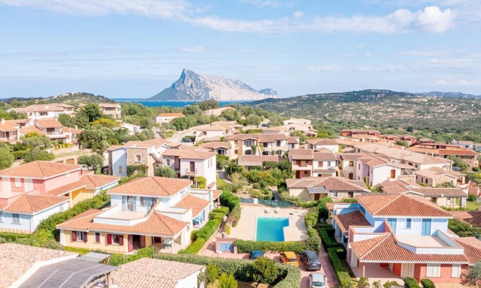 Monte Petrosu Apartamento | La Tartaruga three-room apartment sleeps 4 in facility with swimming pool
