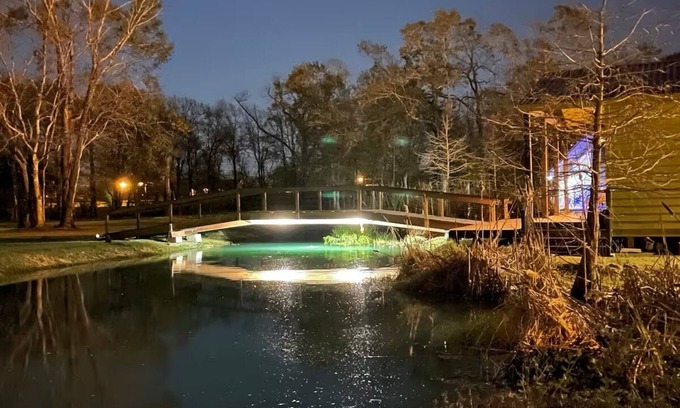 Breaux Bridge Casa | La Tortue, 1 bedroom pond-front cottage in walking distance of all things Cajun