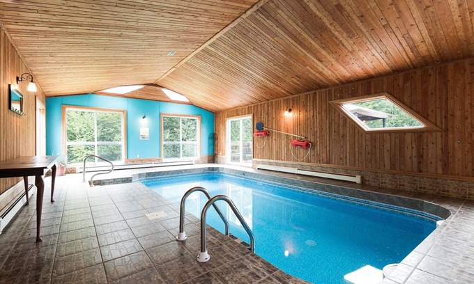 Sainte-Beatrix Casa | La Tour Boisée: Large Chalet in nature
