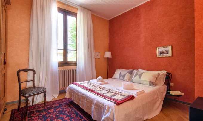 Cavriglia Casa | La Vecchia Posta: Ideal para Chianti & Arte | Habitación doble roja y 2 baños