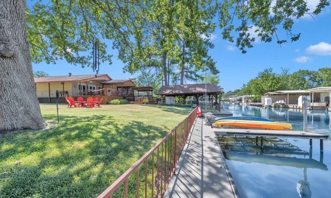 Granite Shoals Casa | La Vida Lago- Waterfront home|Water Toys