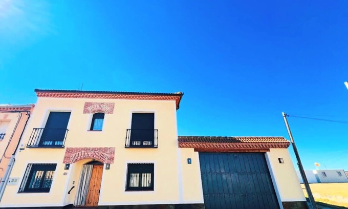 Garcillan Chalet De Esquí | La Villa de Pi indoor pool, jacuzzi, barbecue 10 min from Segovia