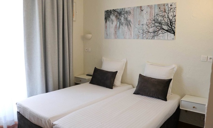 Vence Hotel | LA Villa Roseraie , Hotel Familial Ouvert Toute L Annee. Animaux Acceptes