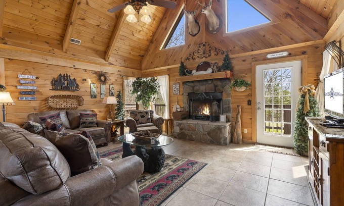 Branson Cedars Cabina | Labor Day Open, Real Log Cabin Near Big Cedar w Pvt Fire Pit Hot Tub Wood View Free Tickets
