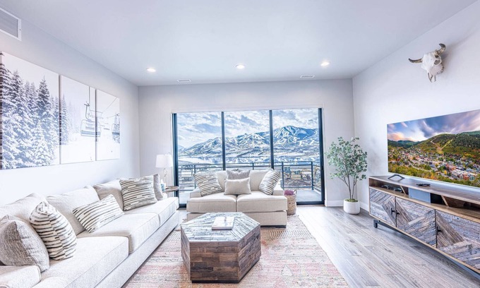 Hideout Condominio | *FREE GOLF* Perfect for Families | Pet-Friendly | 2 Mins to Lake | Private Hot Tub | 2 Family Rooms