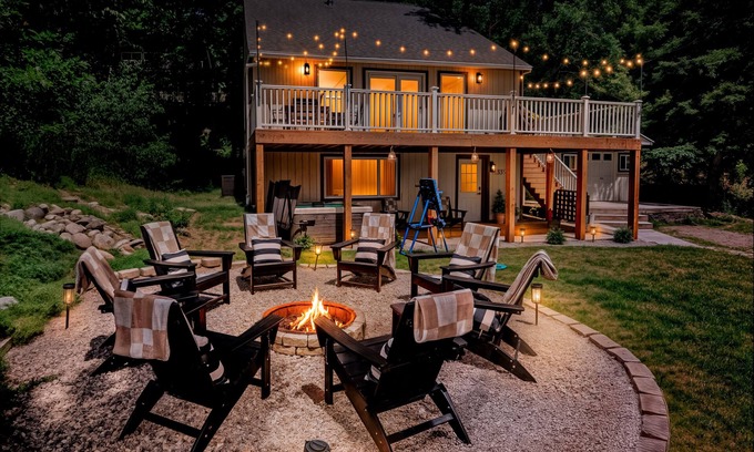 Boyne Falls Chalet De Esquí | Cozy getaway, family FUN! 4 Private Bedrooms, Hot Tub, Game room