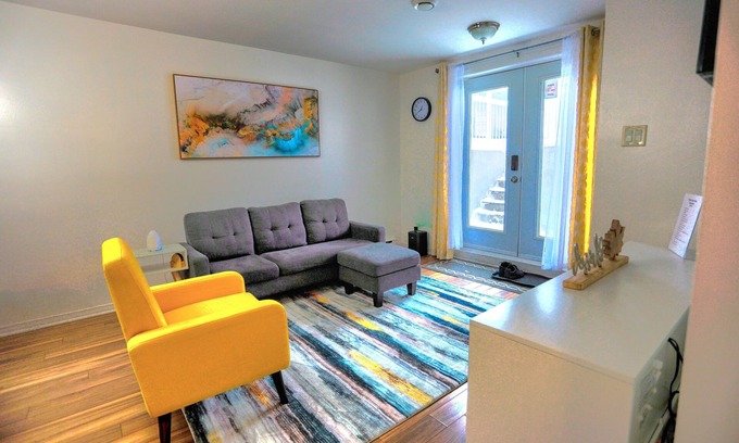 Laval Apartamento | Lacay Apartement - Modern 1 or 2 bedrooms unit