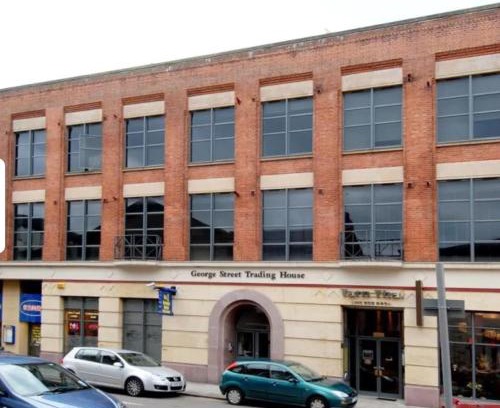 Nottingham City Centre Apartamento | Lace Market Apartments - City Centre - 4 Beds Apartment with 2 Bathrooms and full Kitchen in George Street - close to Victoria Centre Shopping Centre and the Mercure Hotel - Outdoor Parking for Cars or Vans at five pounds a day