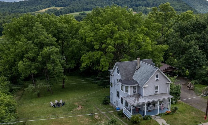 Camptown Casa | LaceyVilla - Huge home in Endless Mountains