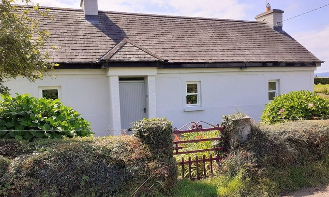 Garrykennedy Cabaña | LACKAROE COTTAGE, family friendly in Garrykennedy, County Tipperary