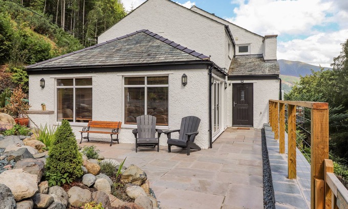 Thornthwaite Cabaña | LADSTOCK COTTAGE, pet friendly, with a garden in Braithwaite