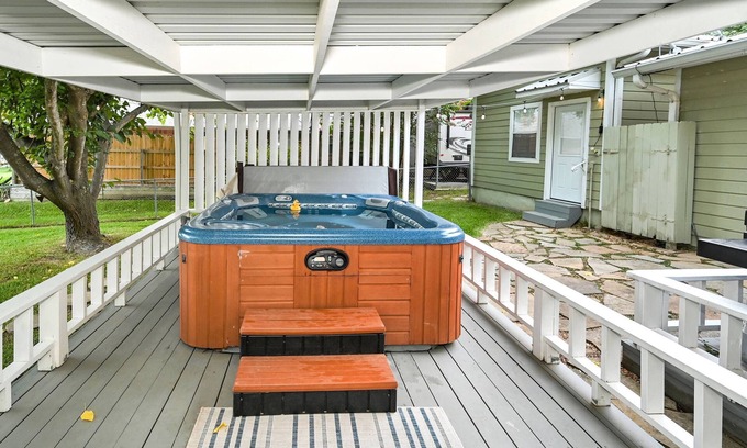 Leisure Land Casa | Lady of the Lake! Lake Front Property with Boathouse, Pet Friendly, Hot Tub, & Outdoor Sitting Area