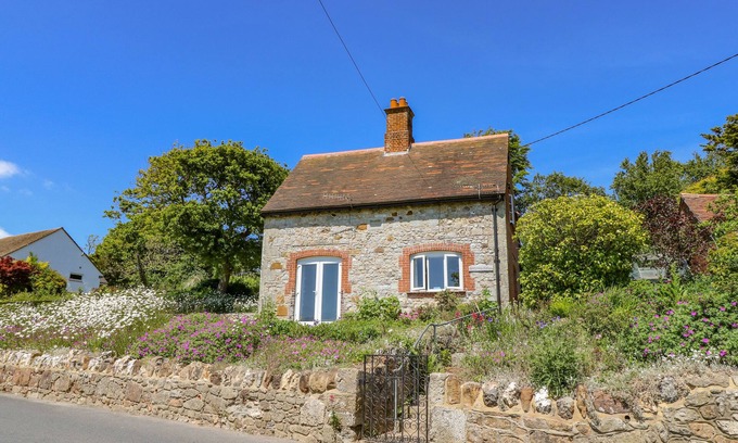 Newport Cabaña | LADYLANDS COTTAGE, pet friendly, with a garden in Shorwell